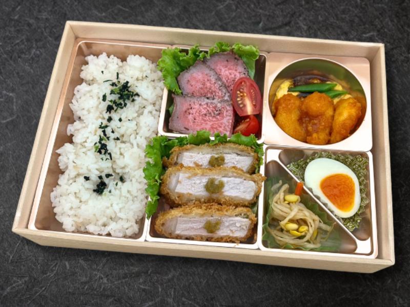 和牛ステーキと極厚とんかつとちょっと中華（海老チリ）弁当