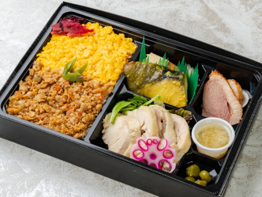 【500mlペット茶付き】鶏二色ご飯と特製蒸し鶏＆銀鱈西京焼き御膳