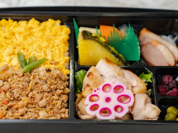 【500mlペット茶付き】鶏二色ご飯と薬味柚庵焼き＆銀鱈西京焼き御膳
