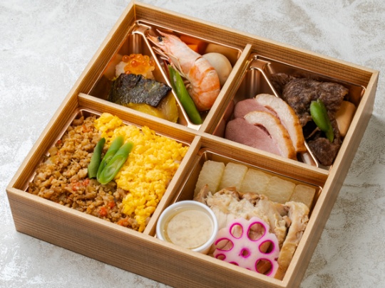 【500mlペット茶付き】特上　鶏二色ご飯と特製蒸し鶏＆和牛すき焼き御膳