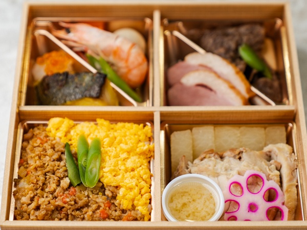 【500mlペット茶付き】特上　鶏二色ご飯と特製蒸し鶏＆和牛すき焼き御膳