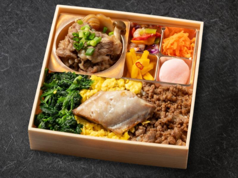 特選牛ロースのすき焼きと釧路産ホッケの塩焼・三色そぼろ御膳