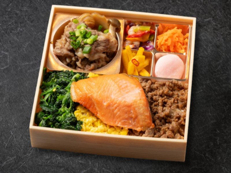 特選牛ロースのすき焼きと自家製麹漬け紅鮭・三色そぼろ御膳