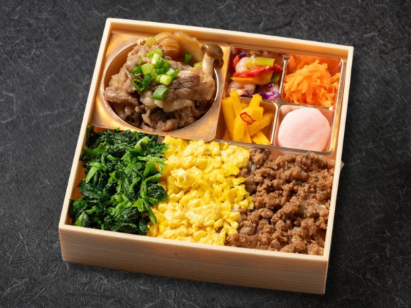 特選牛ロースのすき焼きと三色そぼろ御膳