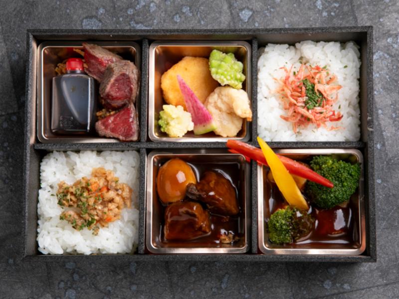 じっくり煮込んだ熟成牛のやわらかビーフシチュー と特選牛ステーキロマネスコ添え