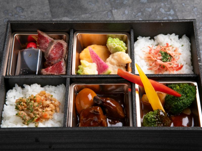 じっくり煮込んだ熟成牛のやわらかビーフシチュー と特選牛ステーキロマネスコ添え