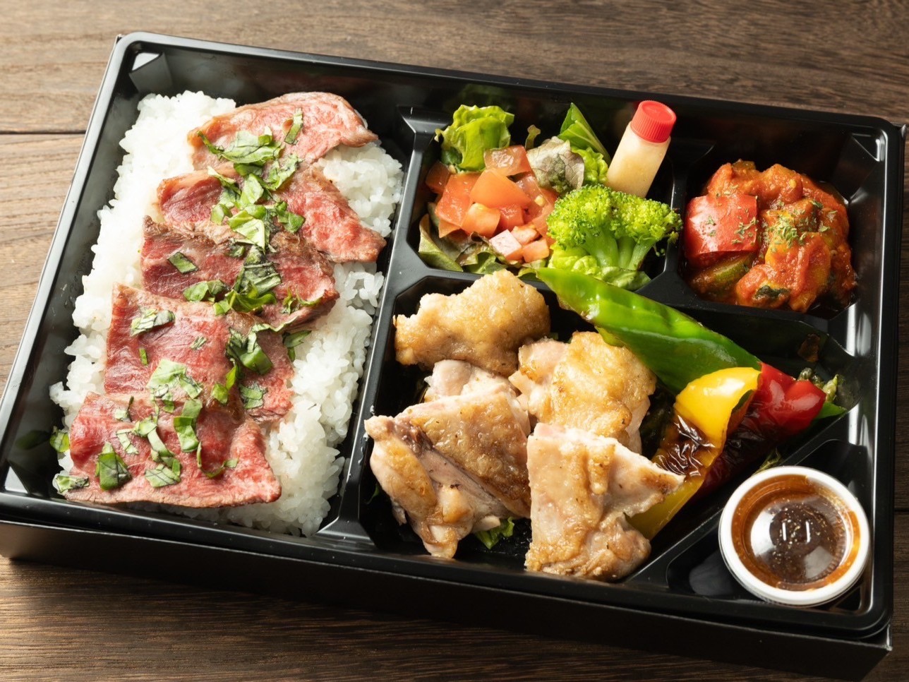 チキンステーキとローストビーフ重