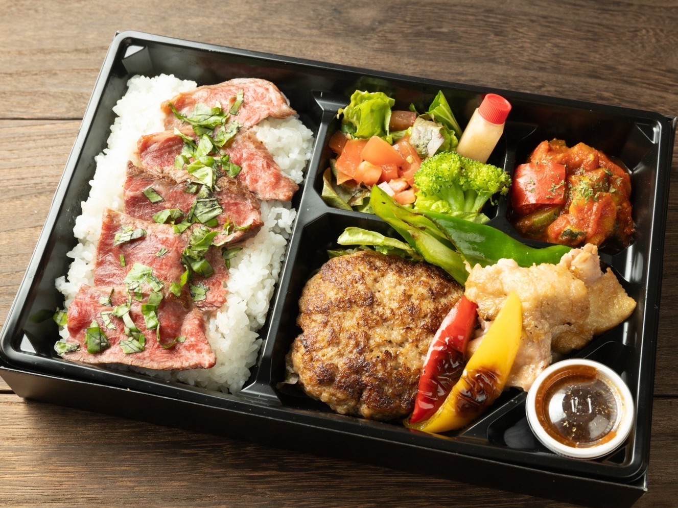 黒毛和牛ハンバーグとチキンステーキのローストビーフ重