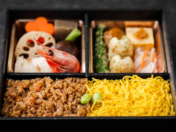 鶏そぼろ重の懐石弁当