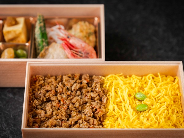 鶏そぼろ三色重の二段懐石