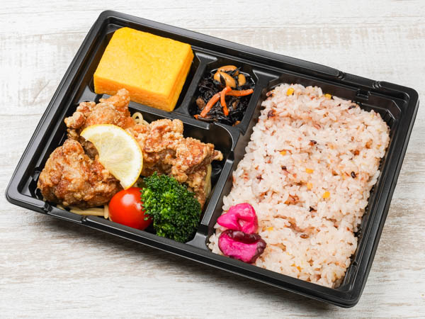 千人将弁当 ～鶏の唐揚げと大きな玉子焼き～