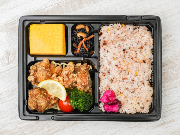 千人将弁当 ～鶏の唐揚げと大きな玉子焼き～