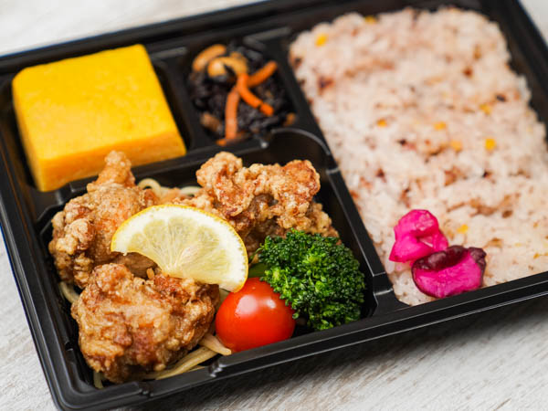 千人将弁当 ～鶏の唐揚げと大きな玉子焼き～