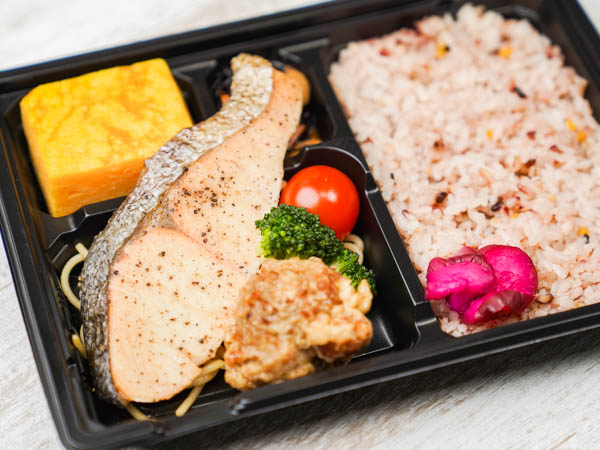 千人将弁当 ～焼き鮭と大きな玉子焼き～