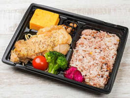 千人将弁当 ～チキンステーキと大きな玉子焼き～