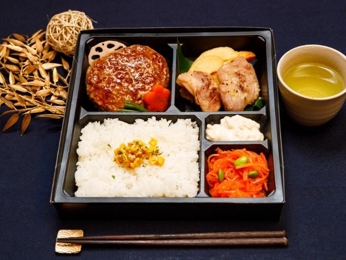 黒トリュフ醤油ハンバーグと炙りMISOチキン