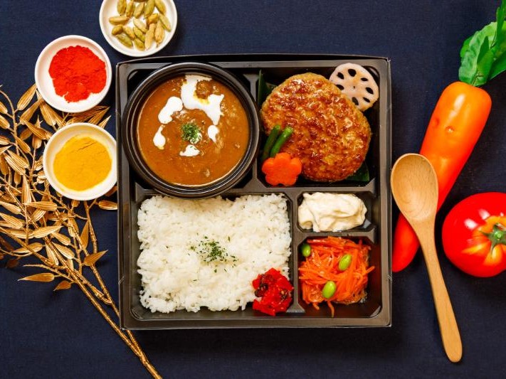 千葉和牛カレーと黒トリュフ醤油ハンバーグ