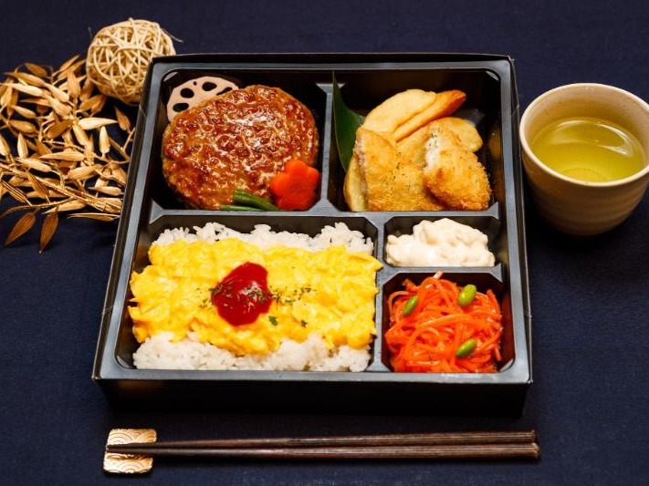 黒トリュフ醤油ハンバーグ、自家製タルタルソース白身フライ、ふわトロ卵
