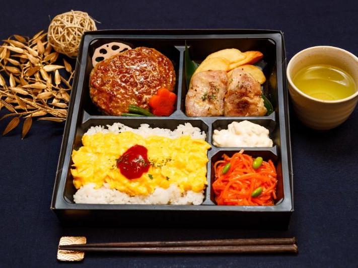 黒トリュフ醤油ハンバーグ、炙りMISOチキン、ふわトロ卵