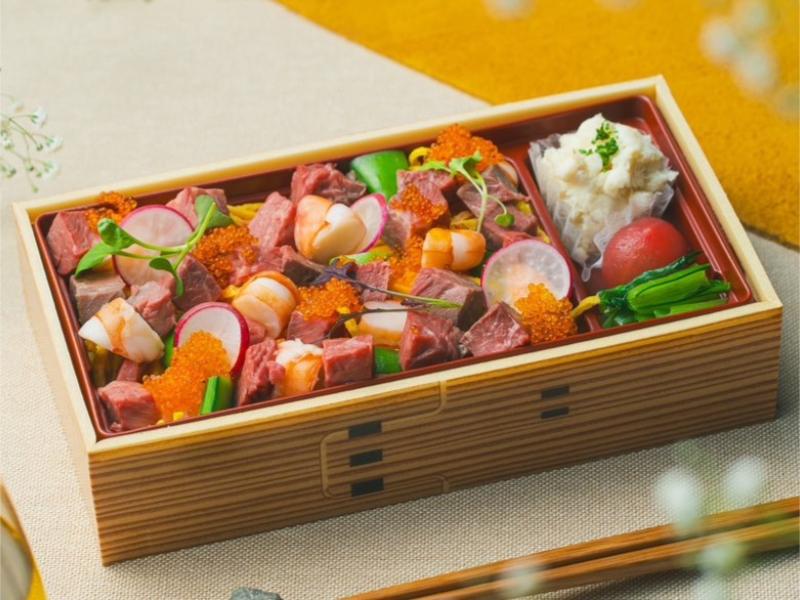 国産牛とエビの豪華ちらし弁当