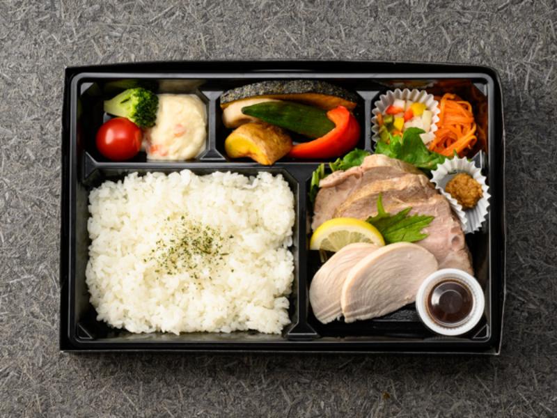 ローストポークと蒸し鶏弁当