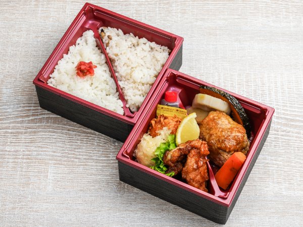 豆腐入り手ごねハンバーグと唐揚げ二種しゅうまい二段弁当