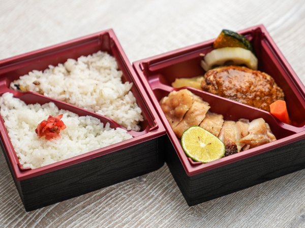 豆腐入り手ごねハンバーグと若鶏の西京焼柚子胡椒仕立て二段弁当