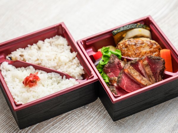 【お弁当デリ限定】豆腐入り手ごねハンバーグと低温仕上げの熟成サーロイン二段弁当