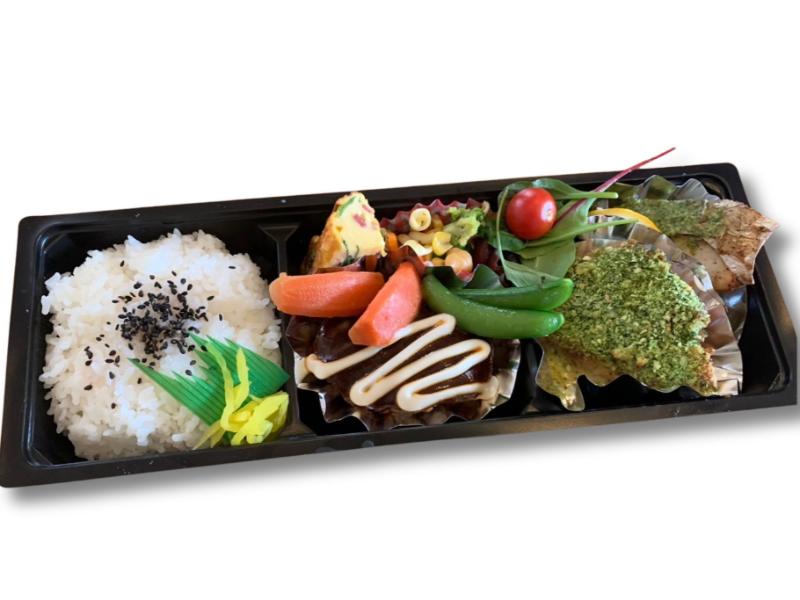 プリモ自家製ハンバーグデミとチーズのダブルソース、チキンの香草パン粉焼き、さわらのレモンバジルソース