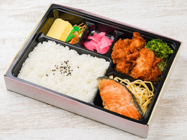 鮭の塩焼きと鶏の唐揚げコンビ満腹弁当