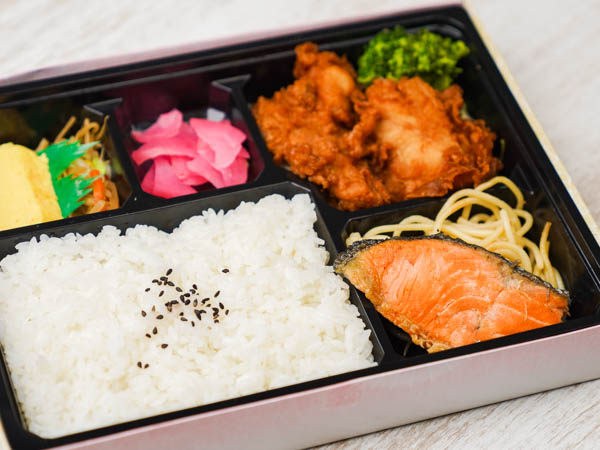 鮭の塩焼きと鶏の唐揚げコンビ満腹弁当