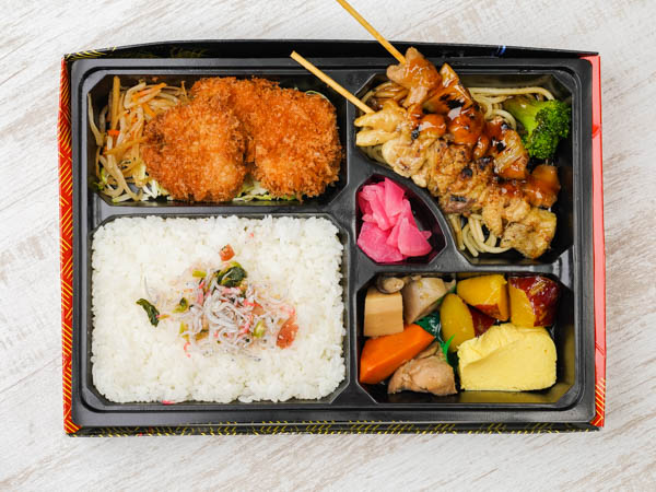 ヘレカツと炭火焼鳥のダブル弁当