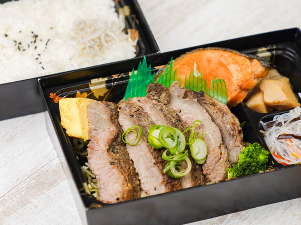特選牛ステーキと鮭の塩焼きSP弁当