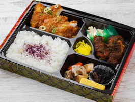 タンドリーチキンと三元豚のロース豚カツダブル弁当
