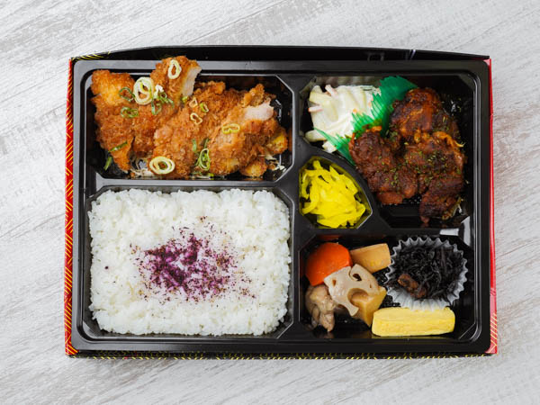 タンドリーチキンと三元豚のロース豚カツダブル弁当