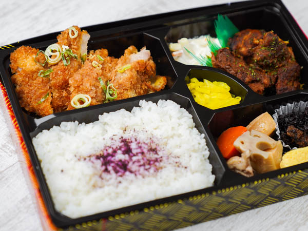 タンドリーチキンと三元豚のロース豚カツダブル弁当