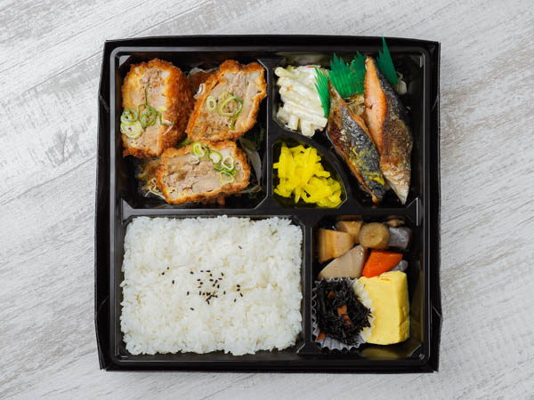 肉詰め蓮根揚げと鮭の塩焼き満腹弁当