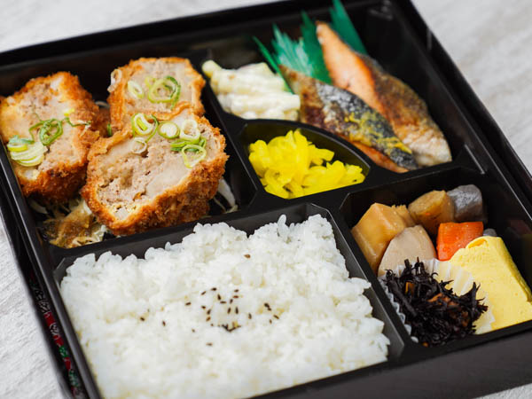 肉詰め蓮根揚げと鮭の塩焼き満腹弁当