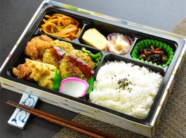 デラックス旭屋の豆腐ハンバーグざんぎ弁当