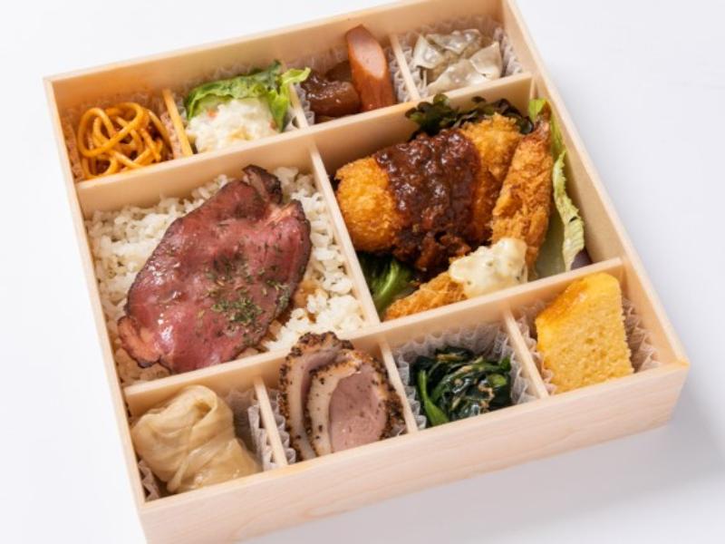 自家製ローストビーフ＆カニクリームコロッケ＆エビフライ弁当