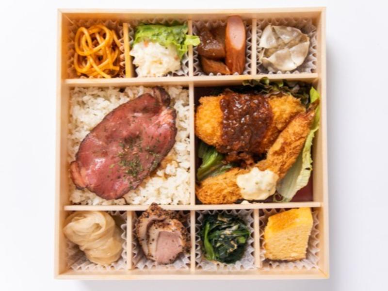 自家製ローストビーフ＆カニクリームコロッケ＆エビフライ弁当
