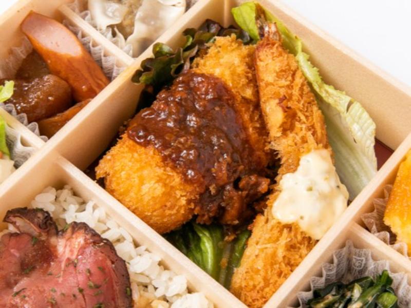 自家製ローストビーフ＆カニクリームコロッケ＆エビフライ弁当