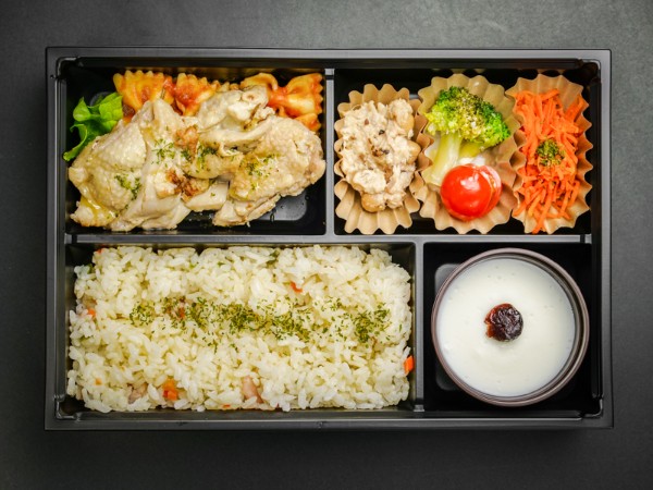 【デザート付き】白ワインとハーブに漬け込んだチキンの香草焼き弁当