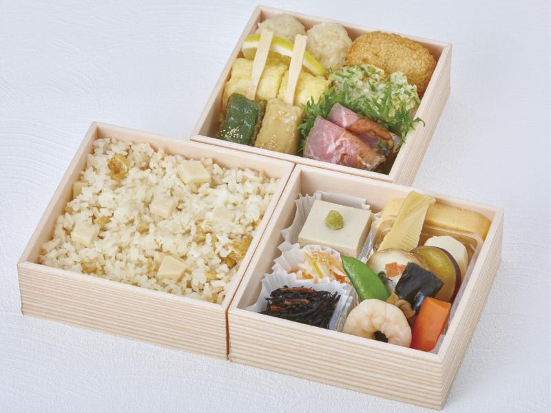 ローストビーフや豆腐しゅうまいと季節の炊き込み御飯の三段弁当