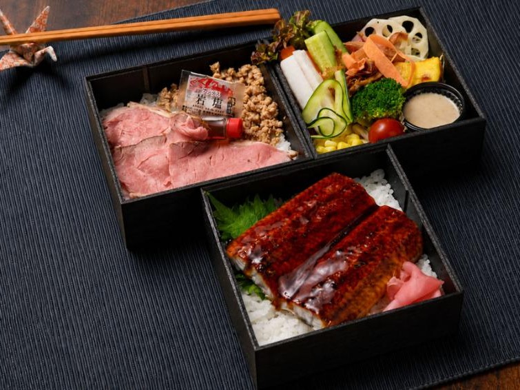 薄切り 炭火焼き ローストビーフ＆鰻＆彩サラダ3段重