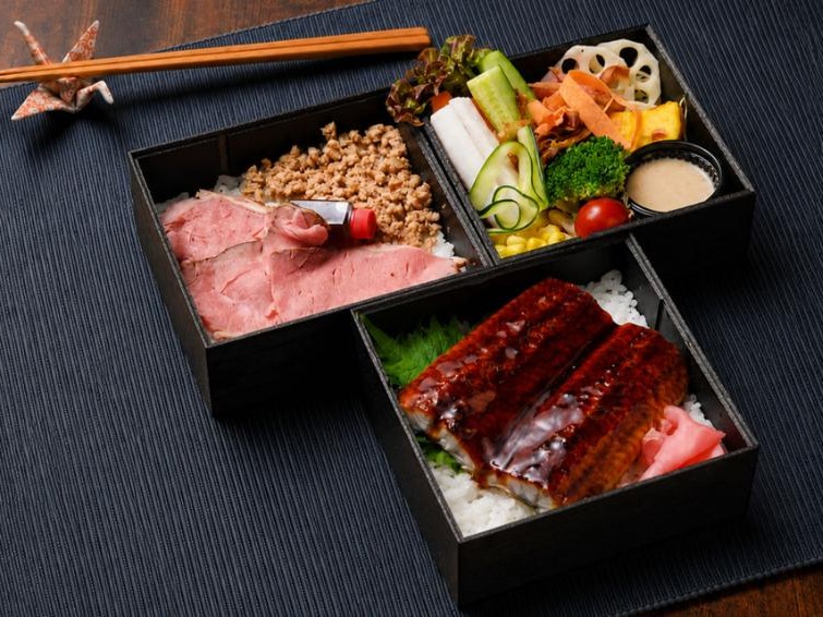 薄切り 炭火焼き ローストビーフ＆鰻＆彩サラダ3段重