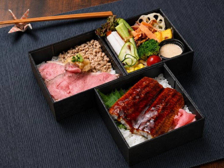 薄切り 炭火焼き ローストビーフ＆鰻＆彩サラダ3段重