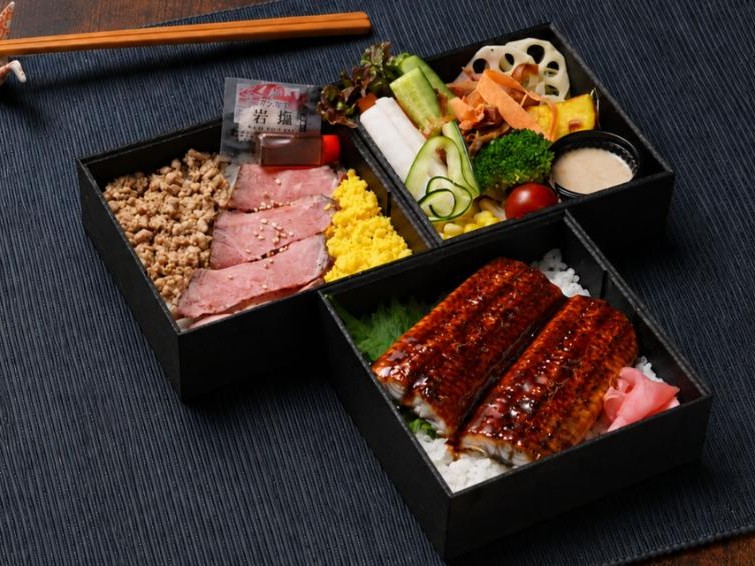 炭火焼き サーロインステーキ＆鰻＆彩サラダ3段重