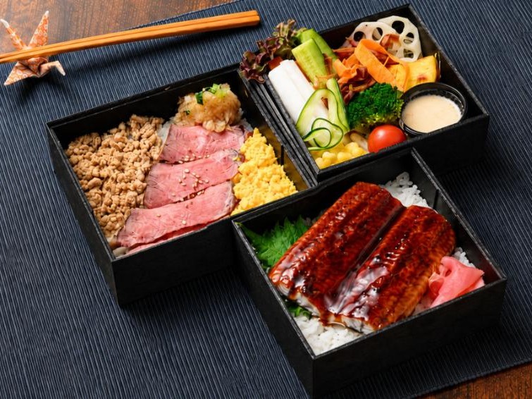 炭火焼き サーロインステーキ＆鰻＆彩サラダ3段重