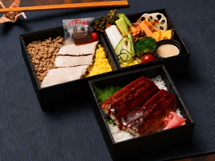 炭火焼き ポークステーキ＆鰻＆彩サラダ3段重